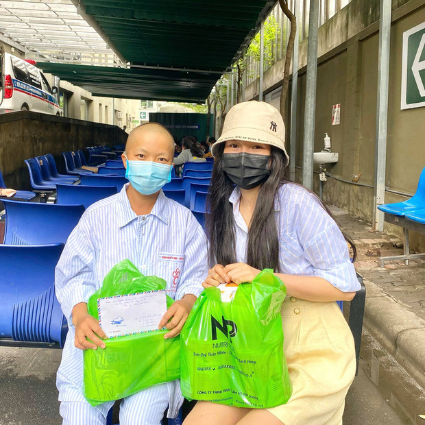 Thời gian này, mỗi ngày Diễm My đều rèn luyện sức khỏe, chăm hoa, nuôi mèo, nấu ăn để tinh thần luôn vui vẻ.