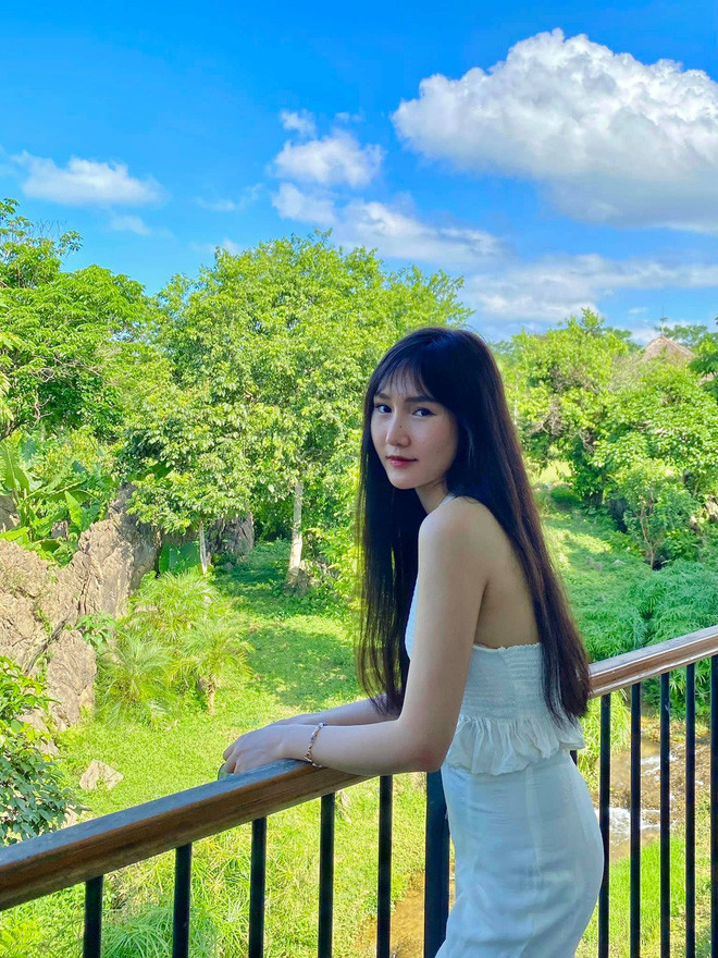 6 đợt hóa trị và 3 lần xạ trị, mái tóc dài xinh đẹp rụng dần, thân hình sụt cân nghiêm trọng đã có lúc khiến cô định kết thúc cuộc sống vì đau đớn.