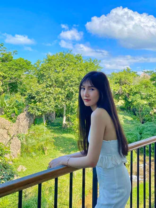 6 đợt hóa trị và 3 lần xạ trị, mái tóc dài xinh đẹp rụng dần, thân hình sụt cân nghiêm trọng đã có lúc khiến cô định kết thúc cuộc sống vì đau đớn.