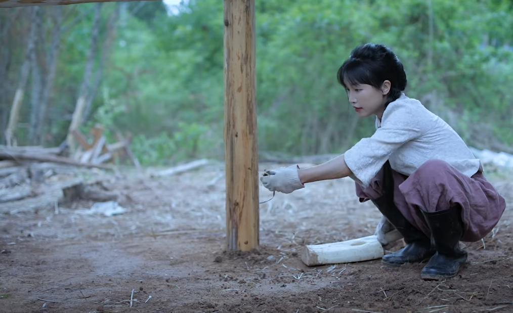 Khoảng 30 phút sau, "tiên nữ đồng quê" tiếp tục đăng tải clip thứ 2.