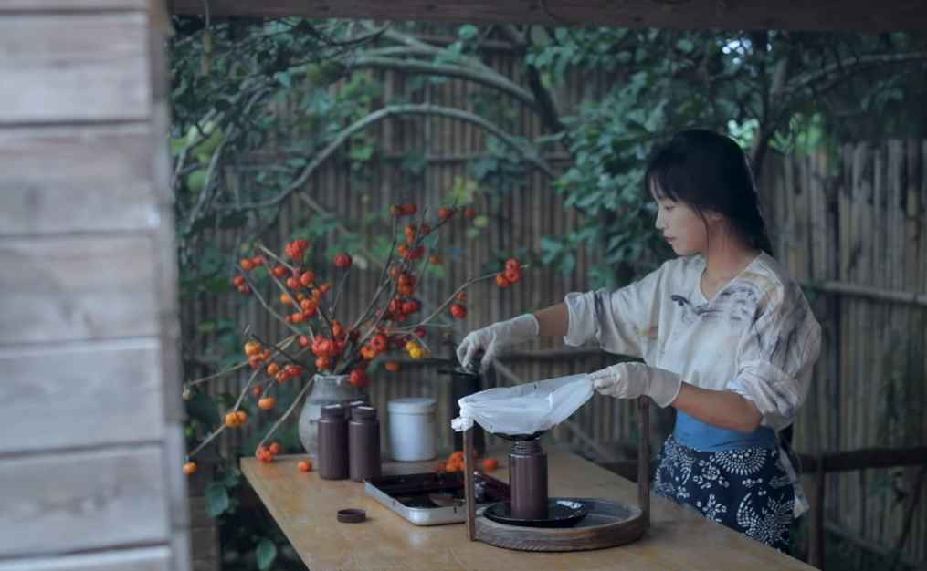 Lý Tử Thất cũng gửi lời chào, lời chúc đến những người hâm mộ đang xem video. Cô nói: “Tôi nhớ các bạn rất nhiều”.