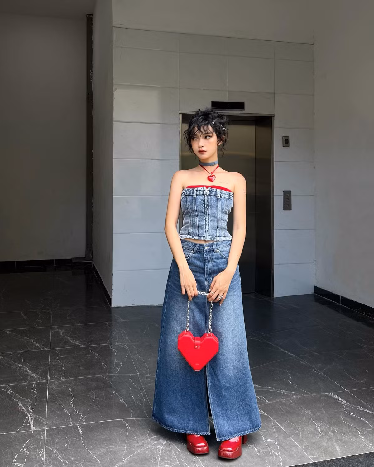 Kỳ Hân đã bảo lưu kết quả học tập của mình tại trường Đại học Quốc tế - Đại học quốc gia TP. Hồ Chí Minh để tập trung phát triển công việc trong ngành thời trang.