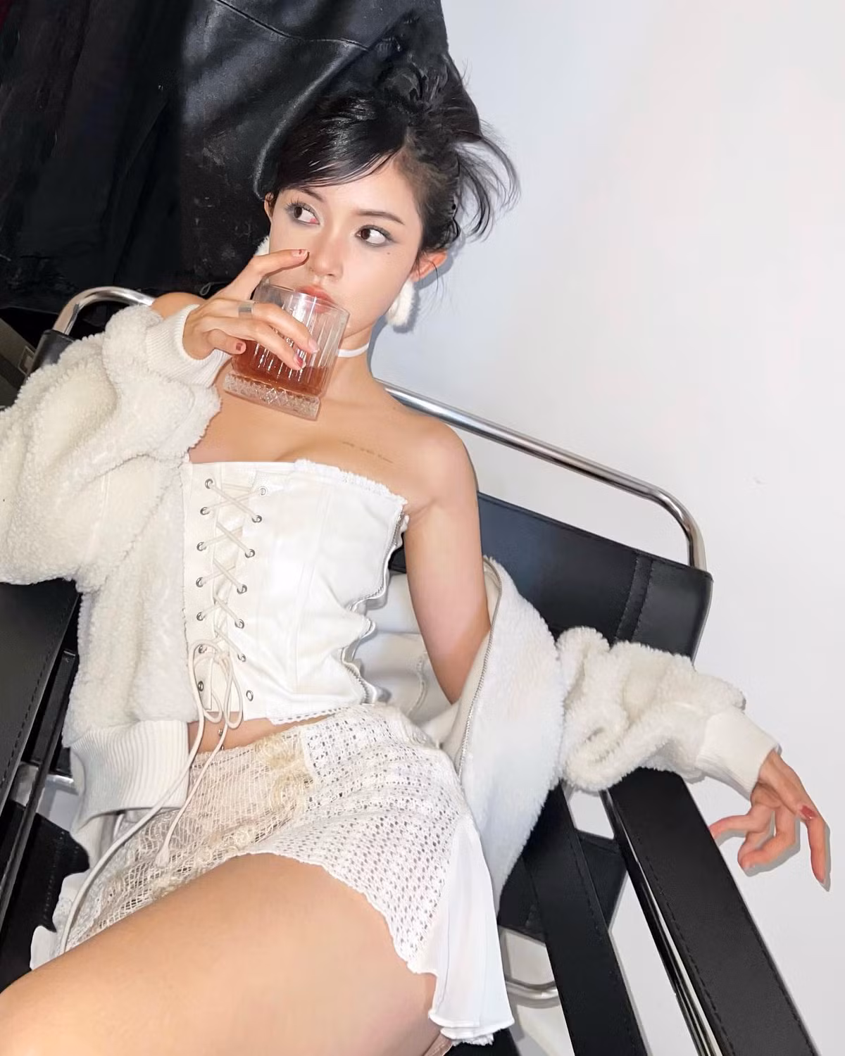 Ngoài công việc người mẫu tự do, Kỳ Hân còn làm việc thêm tại một shop thời trang. Cô nàng 9X này còn quản lý một shop phụ kiện thời trang online trên Instagram chuyên bán túi tote.