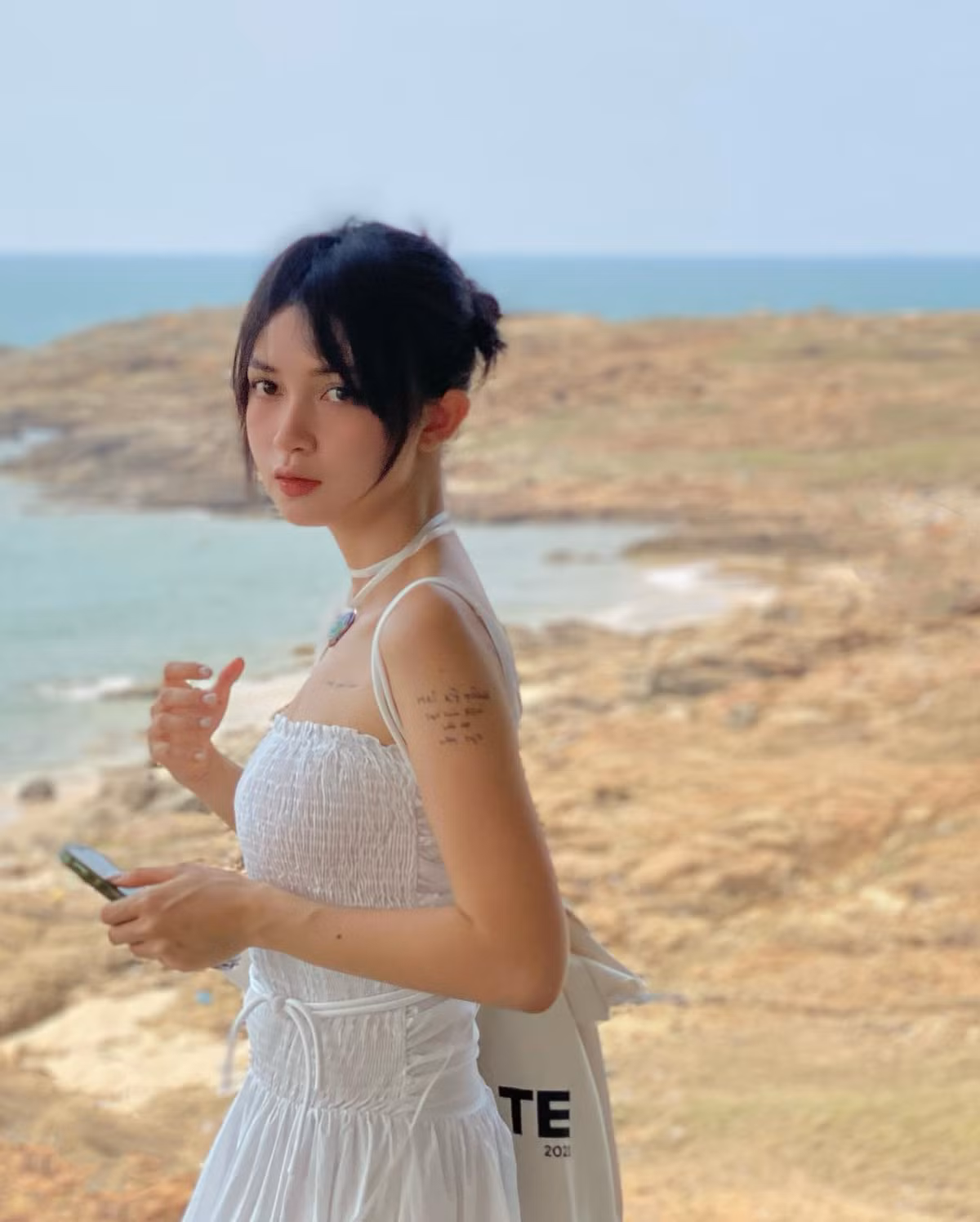 So với dàn mẫu ảnh phải đóng khung vào một phong cách duy nhất, hot girl nấm lùn - Mai Kỳ Hân lại thử sức với nhiều hình ảnh khác nhau, từ sporty chic, nữ tính, sang trọng hay cá tính phá cách.