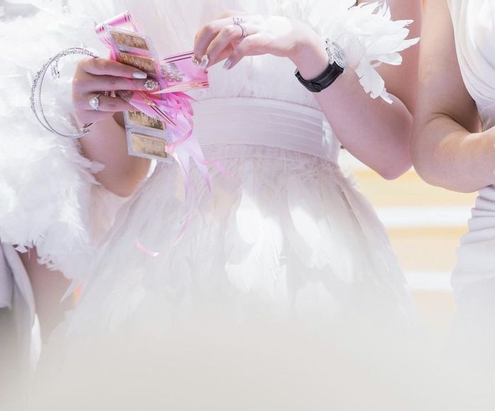 Sau đám cưới đình đám, Thu Hương thi thoảng lại khoe những món đồ hiệu lên đến cả tỷ đồng được chồng tặng làm ai ngắm cũng phải "lác mắt".