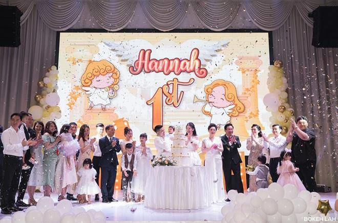 Trước đó, đám cưới của Thu Hương và Năng Tĩnh gây sốt vì của hồi môn lên đến 200 cây vàng, vòng cổ và đôi bông tai 600 triệu đồng, ddồng hồ hiệu Sarcar 280 nghìn USD (khoảng 6,5 tỷ đồng), 2 sổ đỏ và đặc biệt gây choáng ngợp là dàn siêu xe rước dâu toàn Rolls-Royce Phantom và Benley...