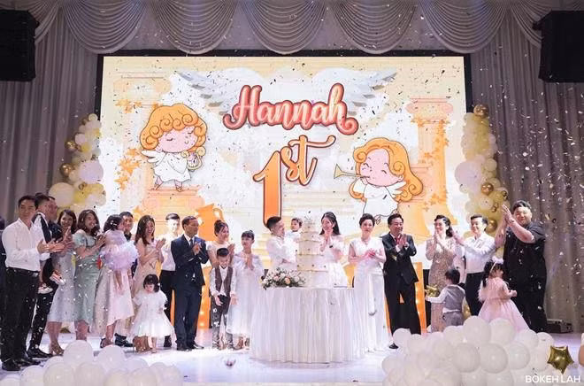 Trước đó, đám cưới của Thu Hương và Năng Tĩnh gây sốt vì của hồi môn lên đến 200 cây vàng, vòng cổ và đôi bông tai 600 triệu đồng, ddồng hồ hiệu Sarcar 280 nghìn USD (khoảng 6,5 tỷ đồng), 2 sổ đỏ và đặc biệt gây choáng ngợp là dàn siêu xe rước dâu toàn Rolls-Royce Phantom và Benley...