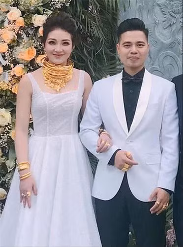 Theo tìm hiểu, sau 2 năm đám cưới, cô dâu 200 cây vàng Nam Định đã có con gái đầu lòng và thường xuyên chia sẻ hình ảnh của con gái Hannah Đinh Gia Hân lên mạng xã hội.