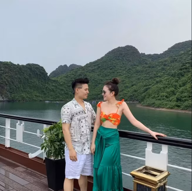 Thu Hương đúng chuẩn "gái một con trông mòn con mắt", cô hiện tại là một hot mom, được nhiều người ngưỡng mộ bởi vóc dáng thon gọn, làn da trắng và cuộc sống sang chảnh ít ai bì kịp.