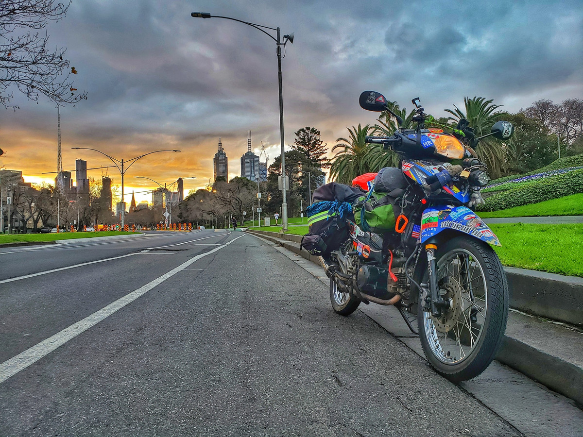 Chưa dừng lại ở đó, phượt thủ Việt này còn đặt chân tới những hoang mạc rộng lớn giữa lòng nước Úc, từ những ngôi làng hoang vắng không ai biết, đến những đại đô thị như New York, Paris, Seoul, Sydney, Berlin, Rome, Toronto, Chicago, Los Angeles, San Francisco, nhiều nơi không kể xiết."