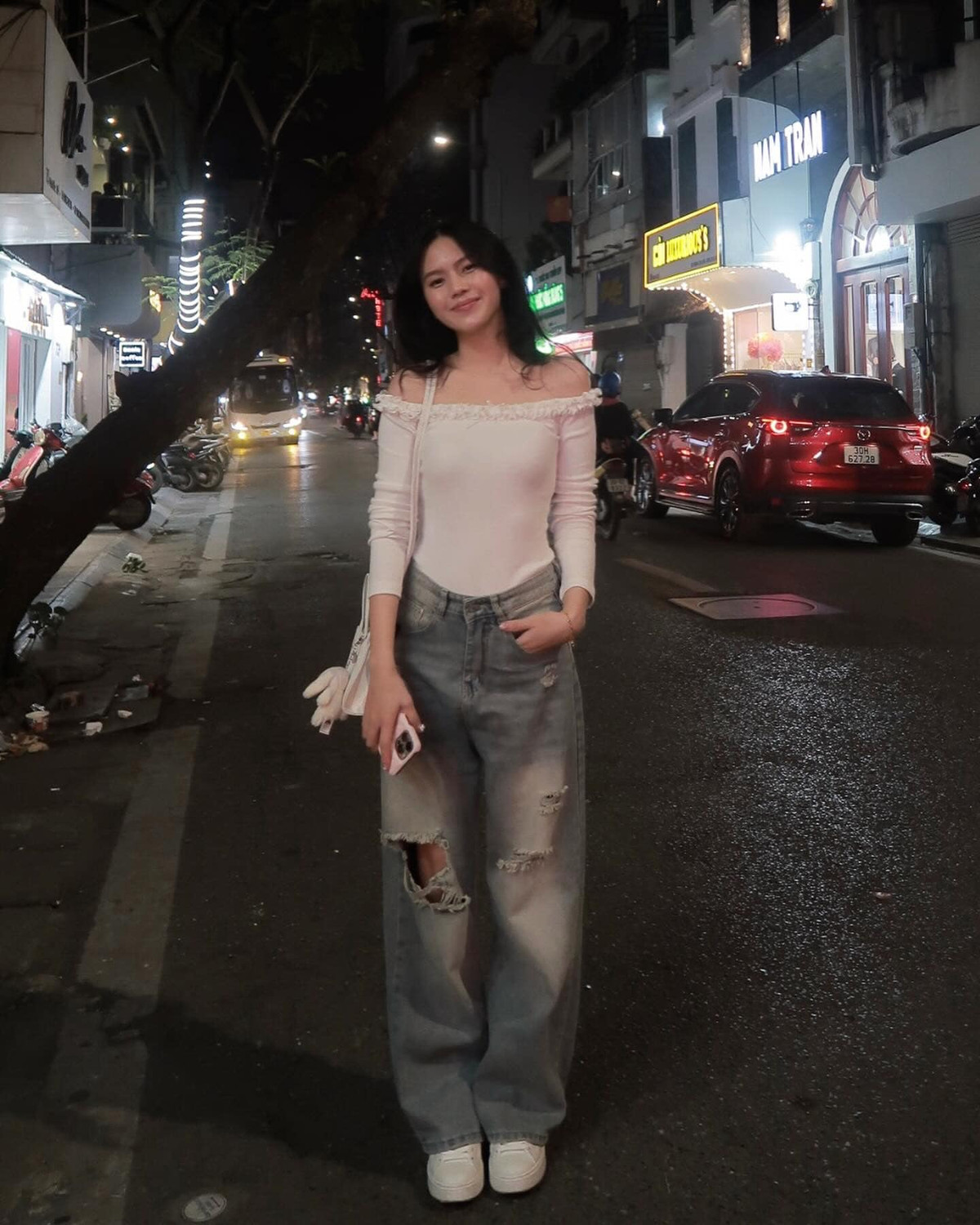 Hiện tại, Uyên Kem dành nhiều thời gian chăm sóc con và gia đình. Người đẹp cũng tự thưởng cho bản thân những chuyến đi du lịch nghỉ dưỡng ở nhiều địa điểm nổi tiếng.