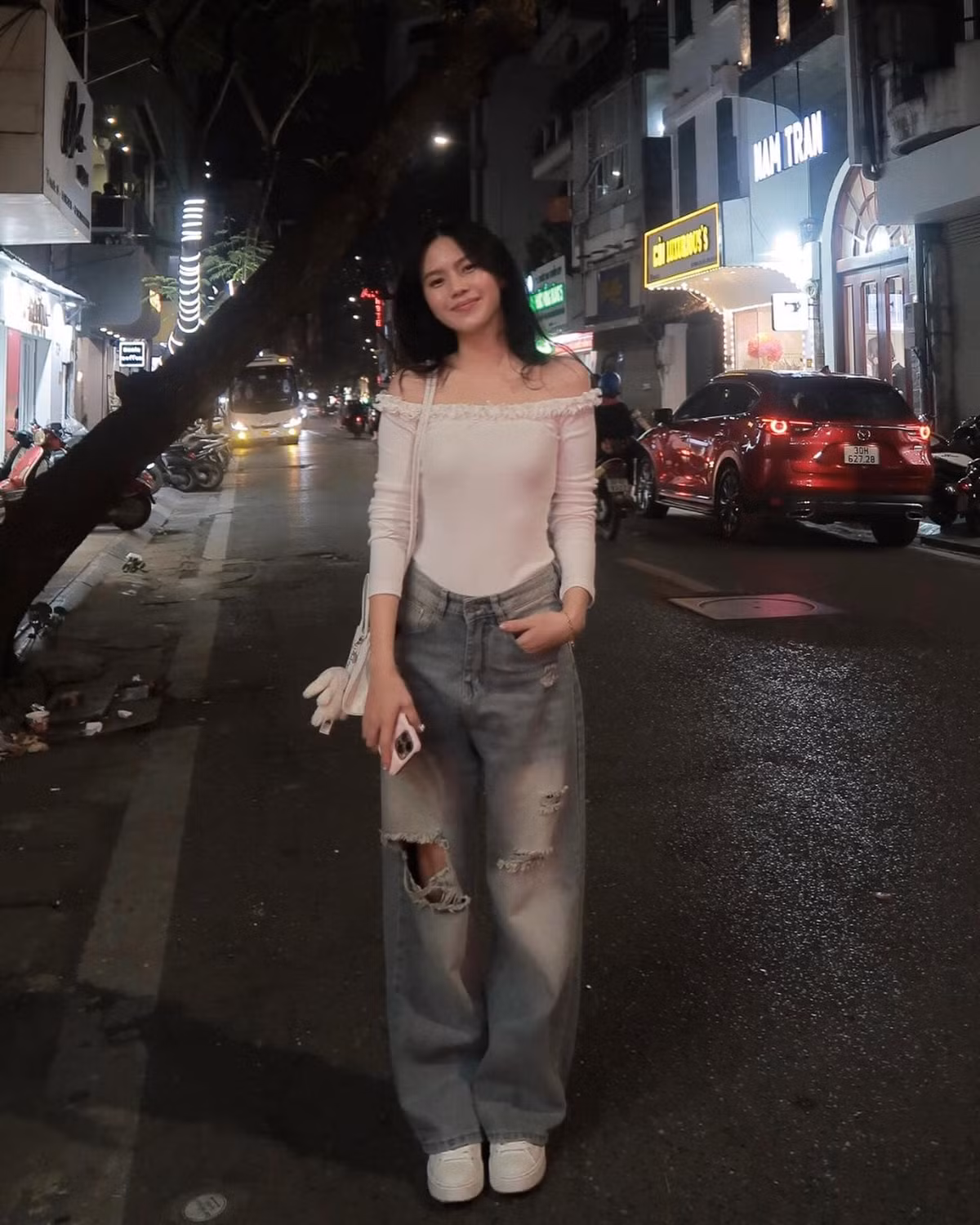 Hiện tại, Uyên Kem dành nhiều thời gian chăm sóc con và gia đình. Người đẹp cũng tự thưởng cho bản thân những chuyến đi du lịch nghỉ dưỡng ở nhiều địa điểm nổi tiếng.