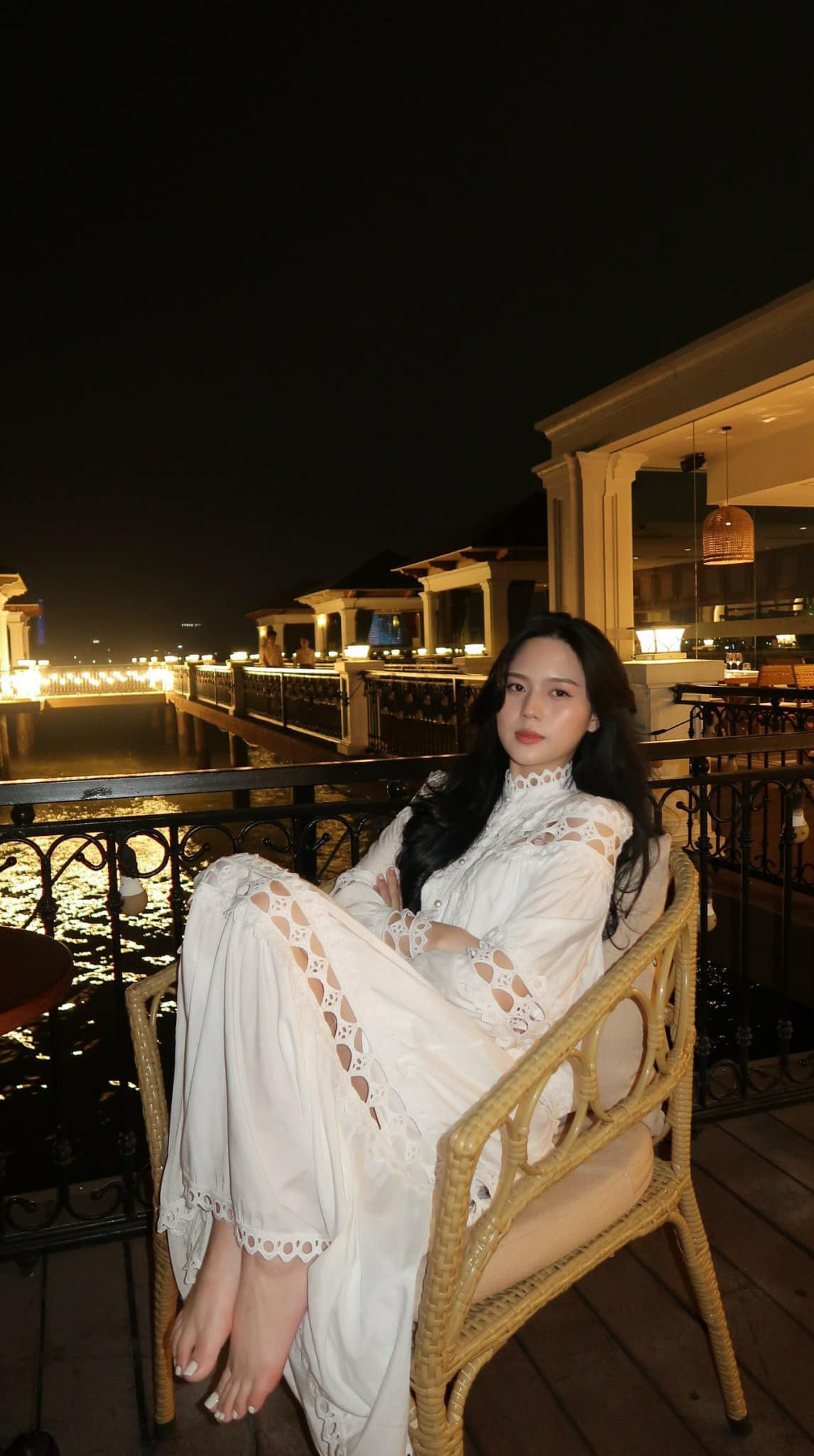 Ngoài đời, Uyên Kem ưu tiên lựa chọn các trang phục có thiết kế tối giản, tinh gọn.