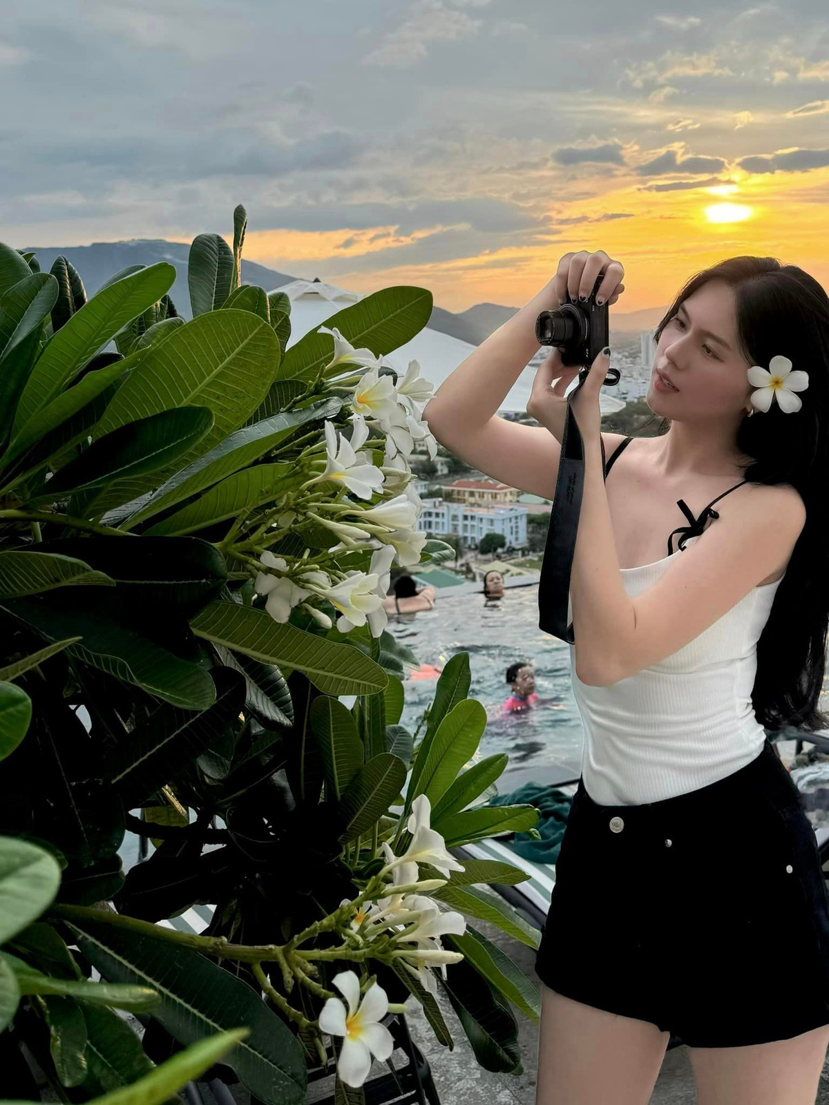 Ngô Tố Uyên (biệt danh Uyên Kem, sinh năm 2000, quê Tuyên Quang) là vợ của cầu thủ Thành Chung. Cặp đôi cầu thủ - hot girl tổ chức đám cưới vào năm 2022 và hiện đã có con đầu lòng.