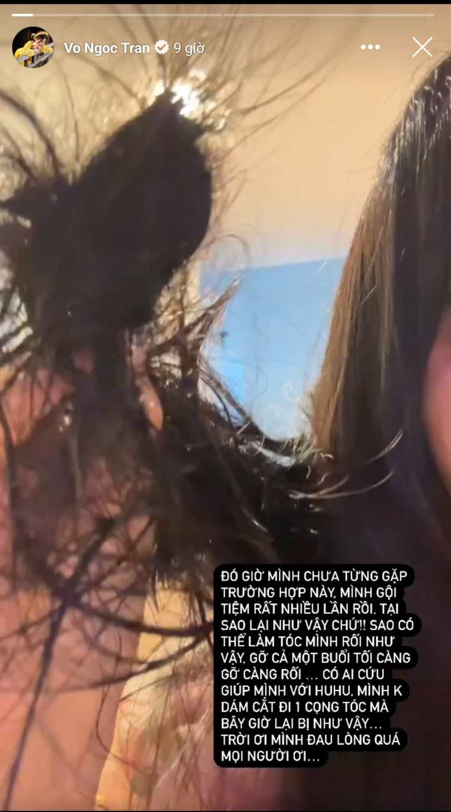 Tuy nhiên, mới đây hot girl số 1 Sài thành đã gặp tai nạn với bộ tóc của mình khi đi gội đầu ở tiệm. Cụ thể, Võ Ngọc Trân cho biết sau khi từ tiệm trở về, mái tóc trứ danh của mình đã bị rối, gỡ cả buổi không xong.