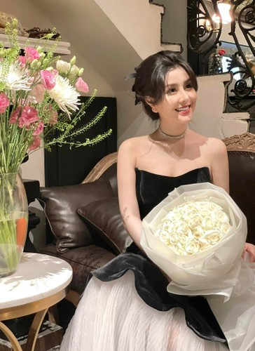 Vẻ đẹp "thắt đáy lưng ong" của hot girl Sài thành nhận được rất nhiều lời khen của dân mạng bởi sắc vóc và tài năng kiếm tiền ngay khi mới 17 tuổi của mình.