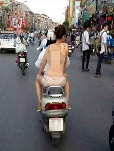 Người xưa có câu: "Đẹp đẽ khoe ra, xấu xa đậy lại" nhưng kiểu khoe da thịt này của một bộ phận hội chị em là khó chấp nhận.