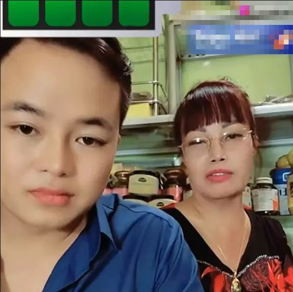 "Vợ chồng mình cũng từng bị tung lên rồi ném xuống như quả bóng bay thế rồi nên mình không thích dây vào những vụ scandal như này đâu. Mình cứ coi như là không biết, việc của mình, mình làm", chị Sao nói.