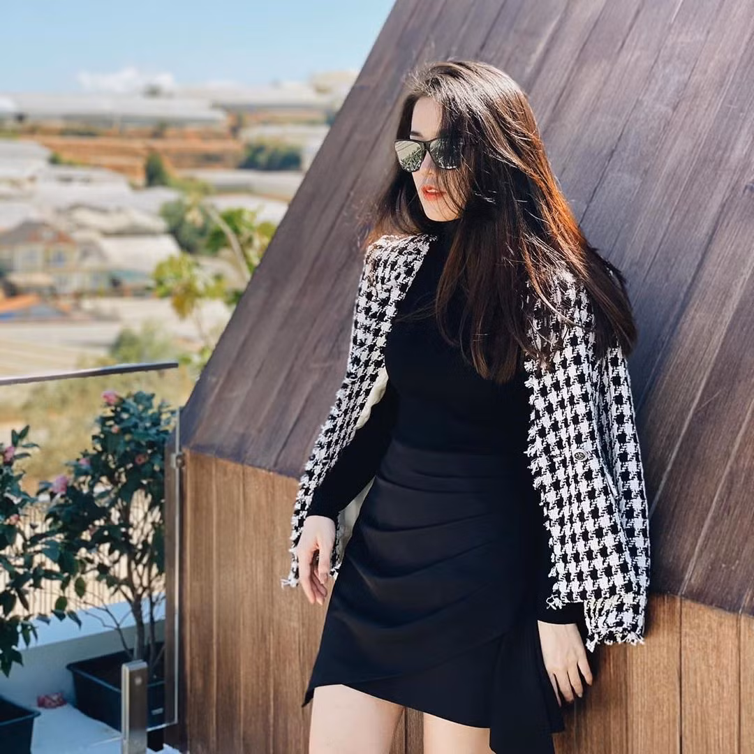 Ngọc Thảo khoe style sang chảnh ngút ngàn khi chụp ảnh trên sân thượng.