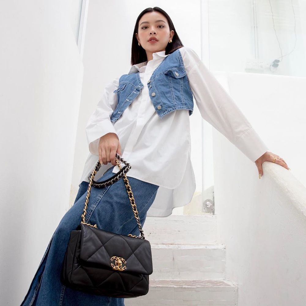 Ngoài việc lên hẳn sân thượng thì chụp ở cầu thang lên xuống cũng là gợi ý hay ho để các mỹ nhân làng giải trí Việt pose hình.