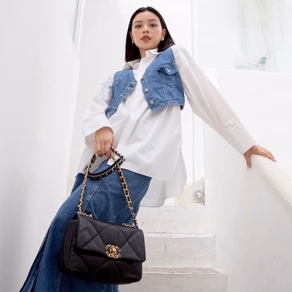 Ngoài việc lên hẳn sân thượng thì chụp ở cầu thang lên xuống cũng là gợi ý hay ho để các mỹ nhân làng giải trí Việt pose hình.