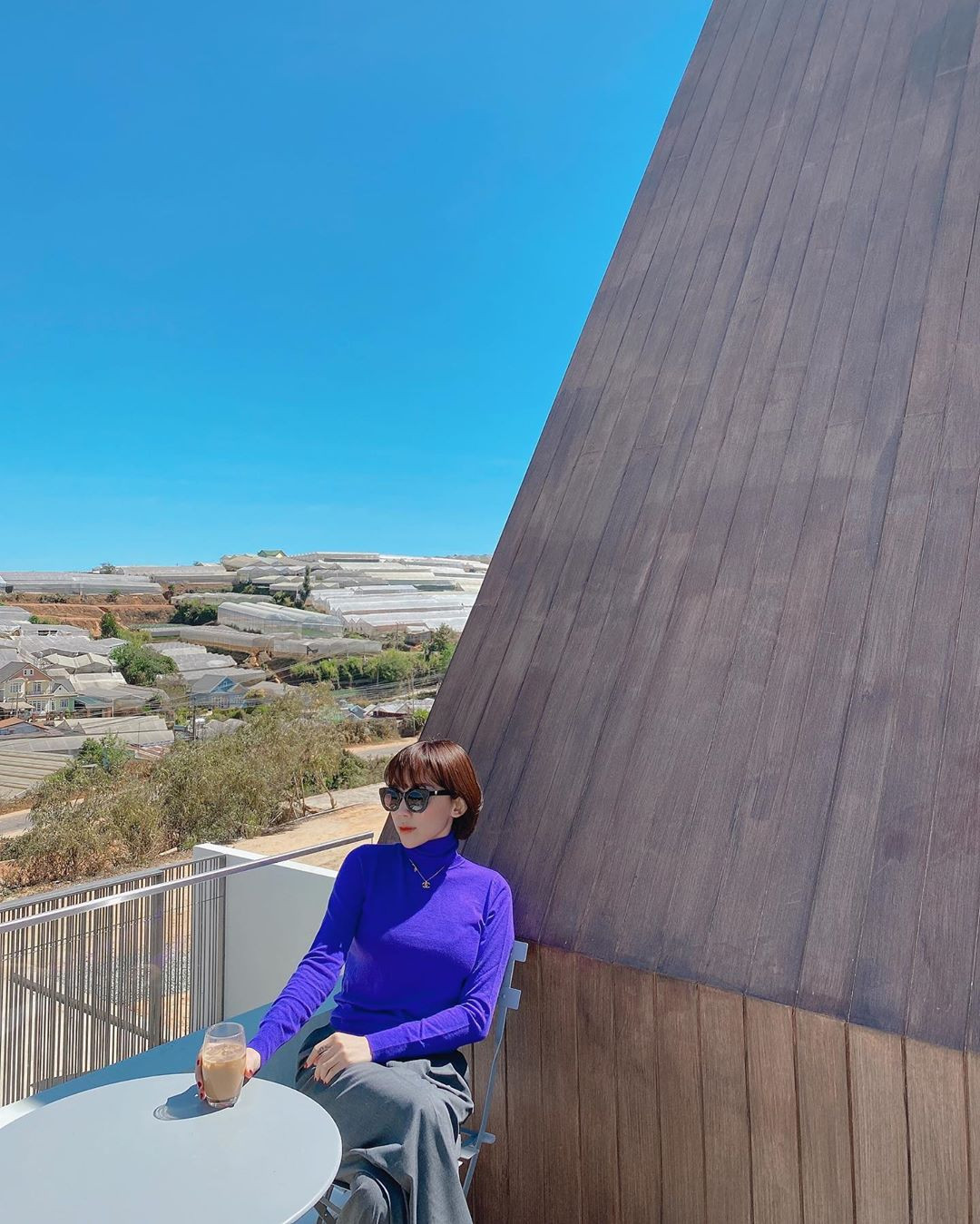 Điển hình cho dàn mỹ nhân Việt khoe ảnh góc sân thượng là Tóc Tiên. Trong bức ảnh mới nhất của mình, bà xã của DJ Hoàng Touliver thảnh thơi chụp ảnh trên nơi cao nhất trong ngôi nhà. Với lợi thế vị trí cao, đây là địa điểm giúp chủ nhân có những bức ảnh góc rộng hút mắt.