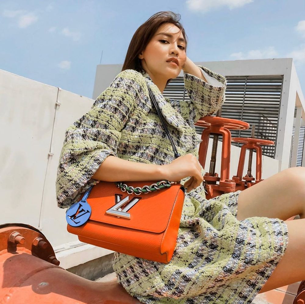 Thậm chí nhiều nàng mỹ nhân showbiz Việt còn tìm ra góc sống ảo đỉnh cao, điển hình như sân thượng để cho để cho ra lò những bức ảnh triệu like khiến fan phải vào bình luận tấm táp.