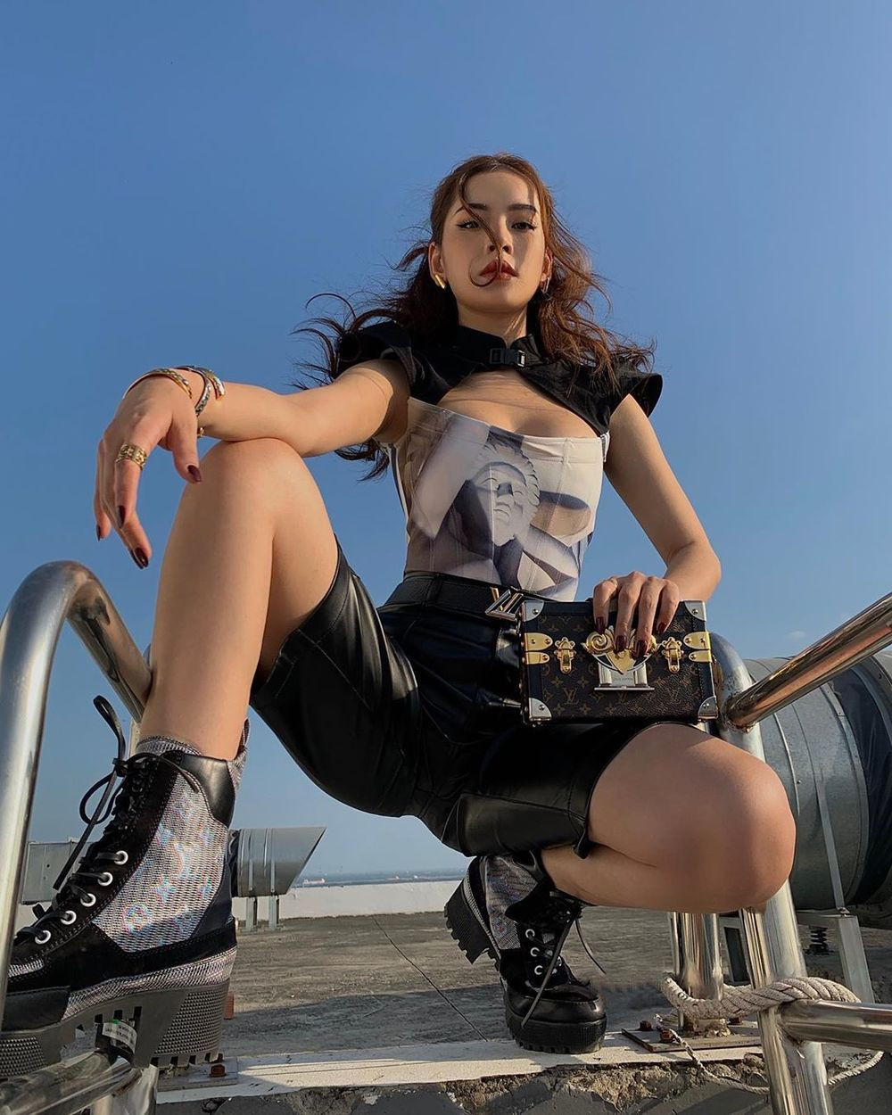 Chi Pu cũng tận dụng sân thượng với đầy những đường lan can, ống nước, dây thừng để chụp ảnh mang đậm tính chất cực ngầu.