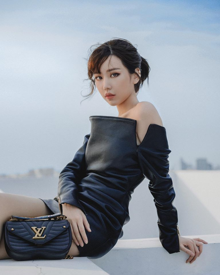 Min cũng chụp ảnh trên sân thượng, trang phục đen đối lập với sắc trắng của tường giúp cô thêm phần cá tính.