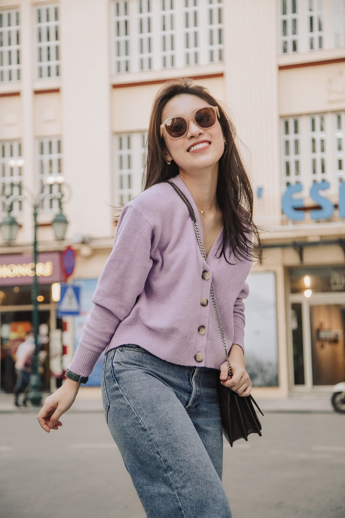 Sau này vì muốn tập trung vào công việc học tập, Khánh Vy đã quyết định dừng công việc làm thêm. Đến năm 2 đại học, cô nàng chấp nhận làm MC không lương để trau dồi kĩ năng làm việc.