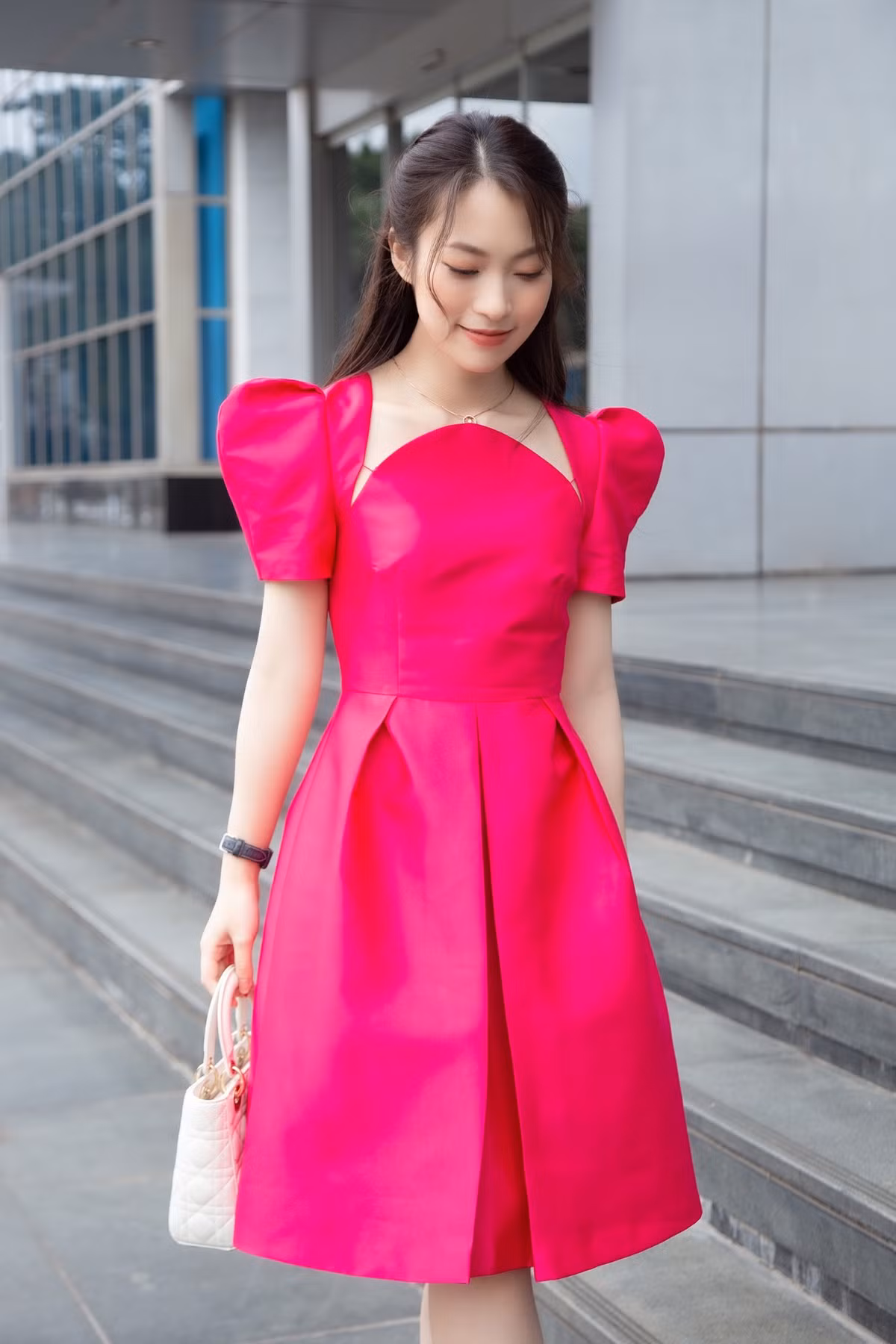 "Hot girl 7 thứ tiếng" Trần Khánh Vy là gương mặt trẻ không còn xa lạ với nhiều người. Cô nàng nổi lên như một hiện tượng sau clip nói 7 thứ tiếng được đăng tải trên Youtube. Đoạn clip nữ sinh xứ Nghệ xinh đẹp nói lưu loát 7 ngôn ngữ trên thế giới đã thu về hàng triệu lượt xem chỉ trong một thời gian ngắn.