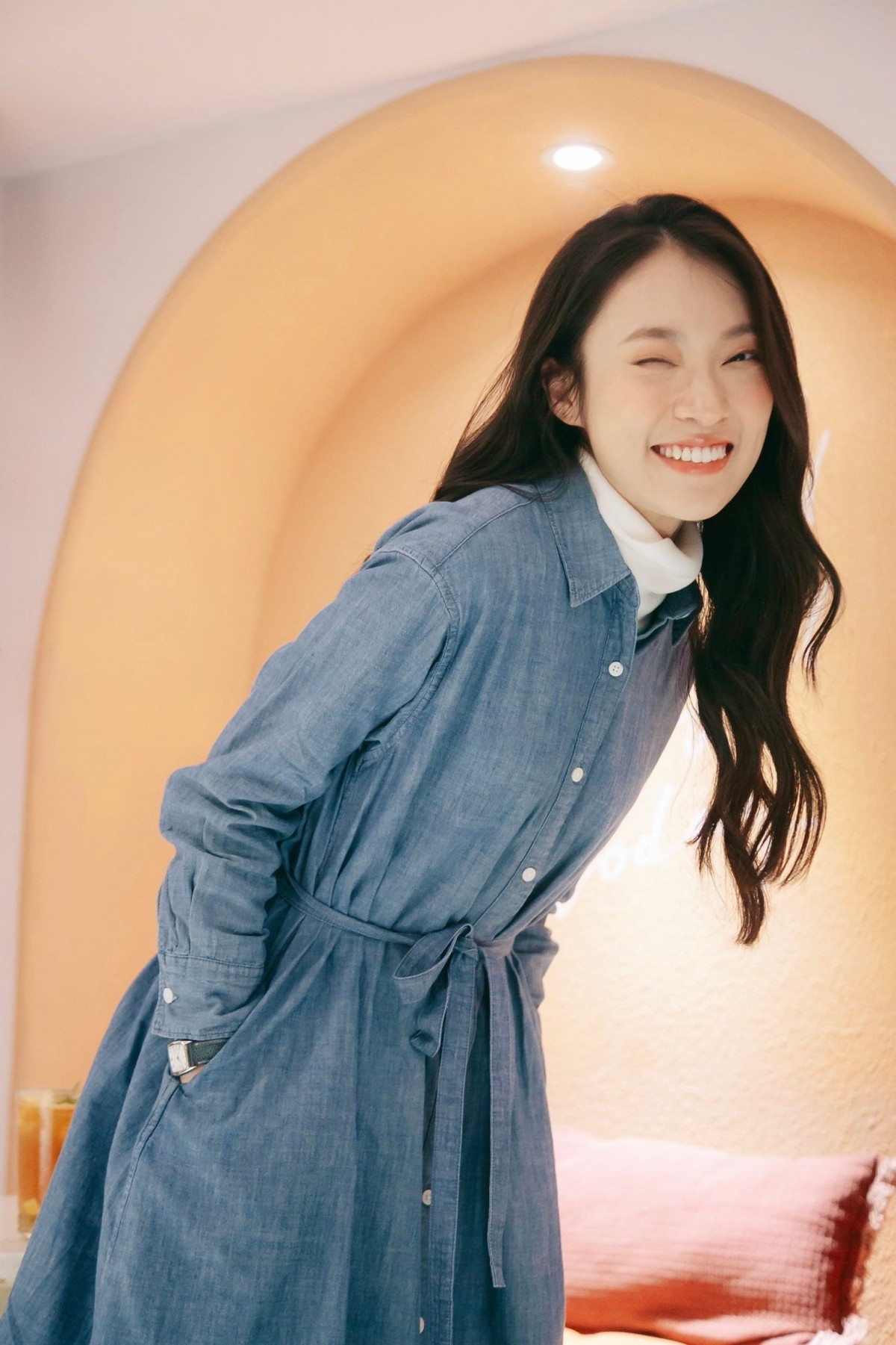 Sau này, nhờ cộng tác với VTV và được tin tưởng dẫn chương trình cho hàng loạt các sự kiện lớn, Khánh Vy đã mở ra cho mình một nguồn thu nhập dồi dào. Nữ MC của Đường lên đỉnh Olympia cũng tiết lộ cô kiếm được rất nhiều tiền dựa vào công việc KOL, hợp tác với các nhãn hàng, làm gương mặt đại diện quảng cáo...