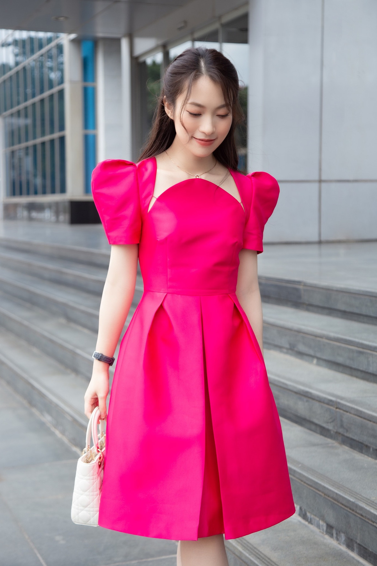 "Hot girl 7 thứ tiếng" Trần Khánh Vy là gương mặt trẻ không còn xa lạ với nhiều người. Cô nàng nổi lên như một hiện tượng sau clip nói 7 thứ tiếng được đăng tải trên Youtube. Đoạn clip nữ sinh xứ Nghệ xinh đẹp nói lưu loát 7 ngôn ngữ trên thế giới đã thu về hàng triệu lượt xem chỉ trong một thời gian ngắn.