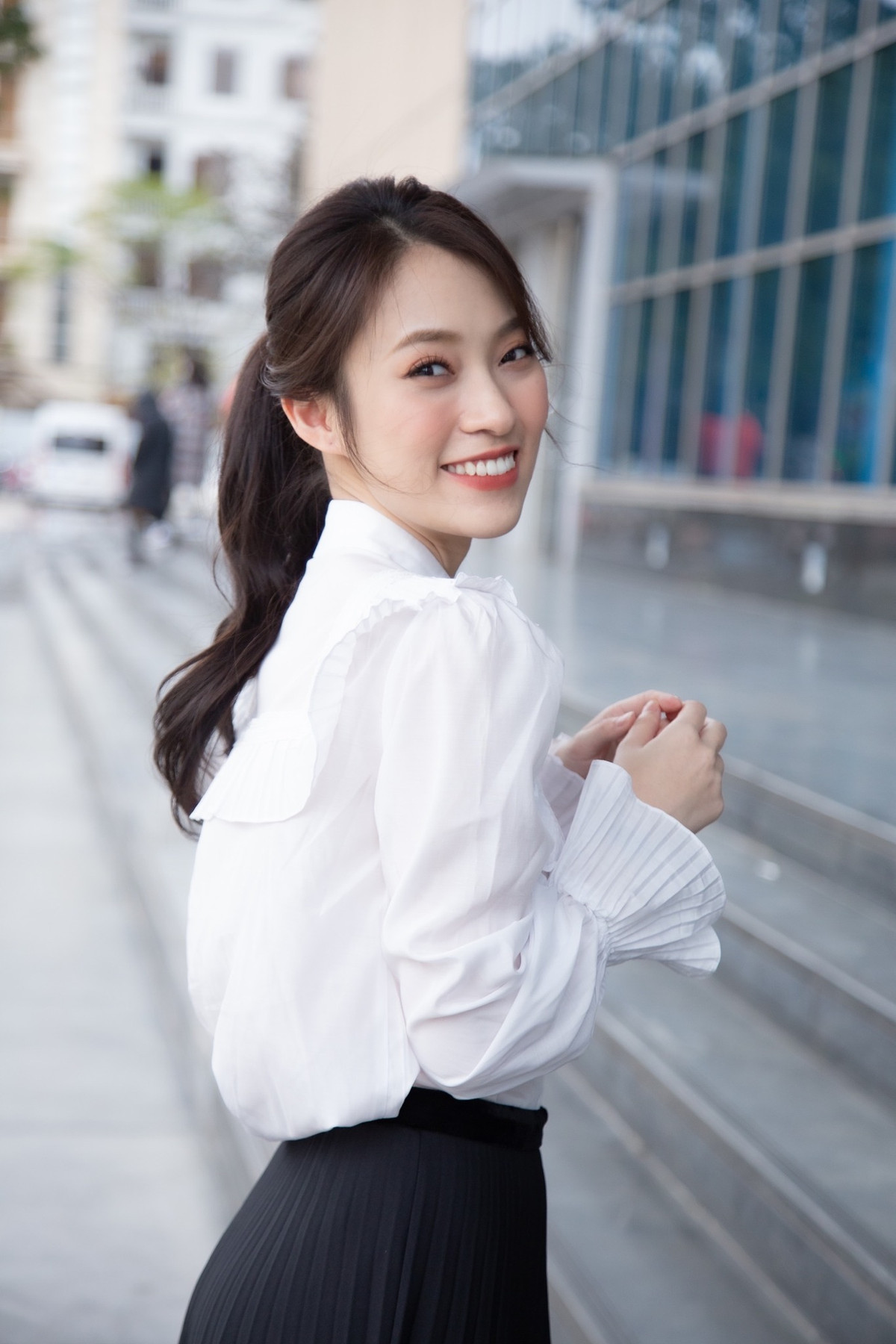 Sau nhiều năm tích lũy, Khánh Vy đã có thể tự mình mua nhà, mua xe sắm sửa cho gia đình. Cô nàng cũng không ngần ngại chi ra số tiền hàng trăm triệu đồng để mua sắm các món hàng hiệu đắt đỏ đến từ các thương hiệu lớn như Gucci, Chanel, Dior...