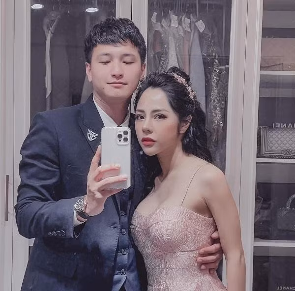 Cụ thể, trên trang cá nhân, Huỳnh Anh có dòng trạng thái: "Bạch Lan Phương không phải vợ tôi. Xin lỗi vì đã chọn nhầm người, xin lỗi rất nhiều".