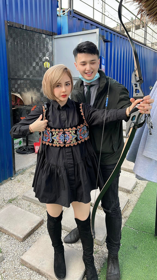 Nhiều giả thuyết đã được đưa ra, người cho rằng đây là sự cố do Huỳnh Anh mất điện thoại thật và cặp đôi giải quyết xong rồi nên không muốn để lại status gây mất hòa khí đôi bên.