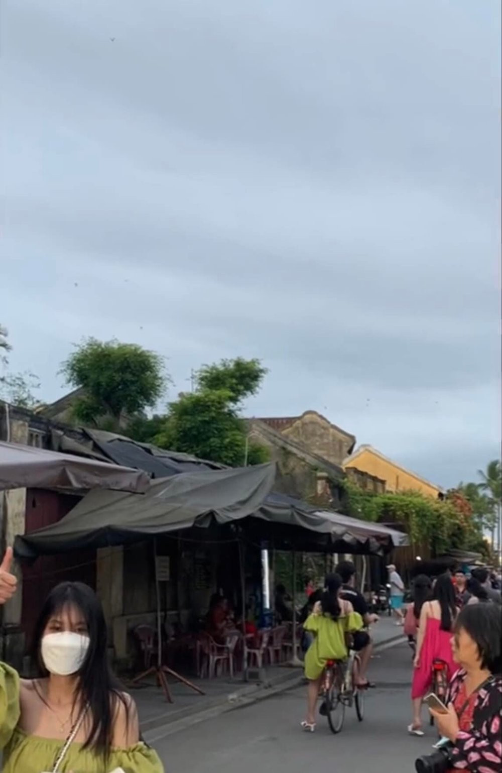 Điểm khác biệt duy nhất có lẽ là cô ấy có người đạp xe chở đi dạo phố, còn tôi thì không.