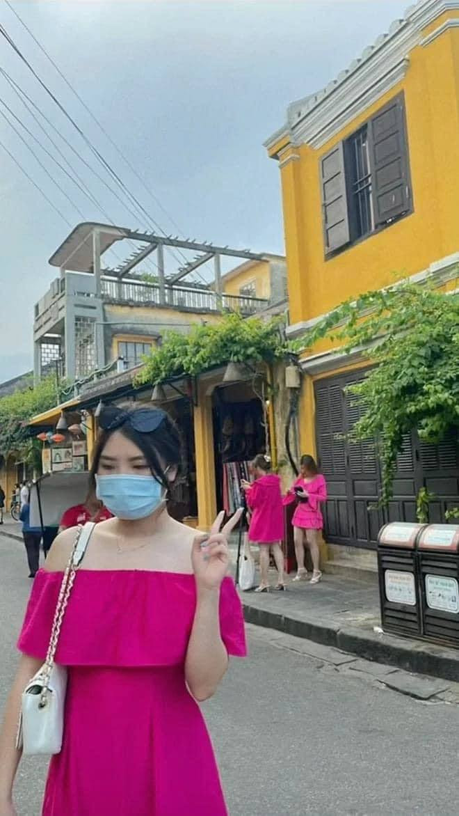 Theo lời tâm sự của cô gái này, trước khi lên đường ghé thăm Đà Nẵng - Hội An cô đã chuẩn bị khá kỹ lưỡng về mặt trang phục. Và chiếc váy hồng cánh sen siêu nổi bật được cô đặt niềm tin hoàn toàn là sẽ giúp bản thân có được bộ ảnh ưng ý.