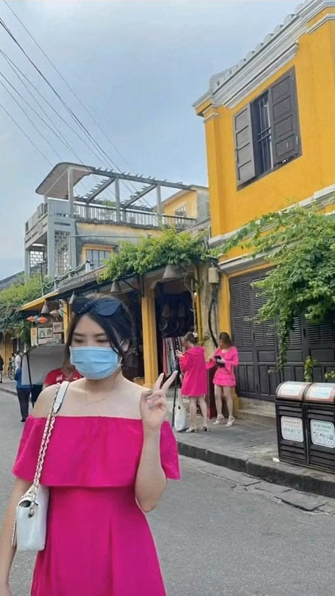 Theo lời tâm sự của cô gái này, trước khi lên đường ghé thăm Đà Nẵng - Hội An cô đã chuẩn bị khá kỹ lưỡng về mặt trang phục. Và chiếc váy hồng cánh sen siêu nổi bật được cô đặt niềm tin hoàn toàn là sẽ giúp bản thân có được bộ ảnh ưng ý.