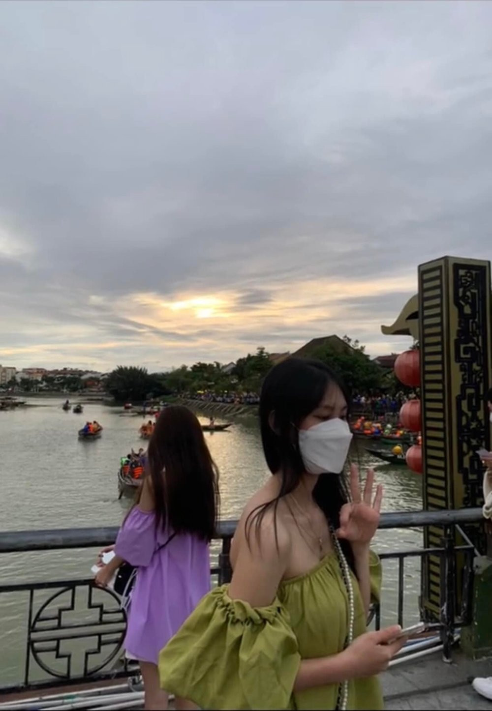 Đến nay, đoạn clip về màn đụng hàng liên tục khi diện đầm trễ vai du lịch Hội An của nữ TikToker trên đã thu về hơn 1,5 triệu lượt xem cùng hàng ngàn bình luận. Đa phần đều bật cười trước tình huống éo le của cô gái.