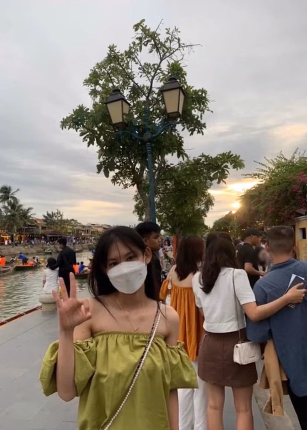 Chỉ là đi dạo thôi mà cũng bắt gặp người đụng hàng, chỉ khác nhau về màu sắc. Chẳng biết nói gì, chỉ biết tạo dáng: "Tôi ổn".