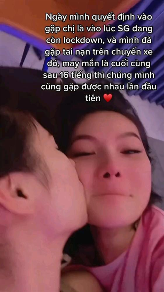 Thế nhưng, vừa nhận lời yêu cặp đôi đồng tính này đã phải tạm xa bởi 1 năm trước, Sài Gòn đang thực hiện giãn cách xã hội để phòng Covid-19.