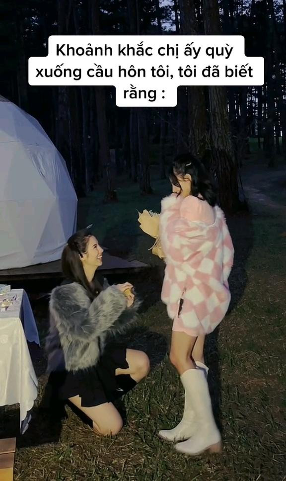 "Chuyến du lịch đầu tiên của 2 đứa tại Đà Lạt cùng là buổi tiệc cầu hôn chị đã bí mật chuẩn bị cho mình", Anh Thư chia sẻ.