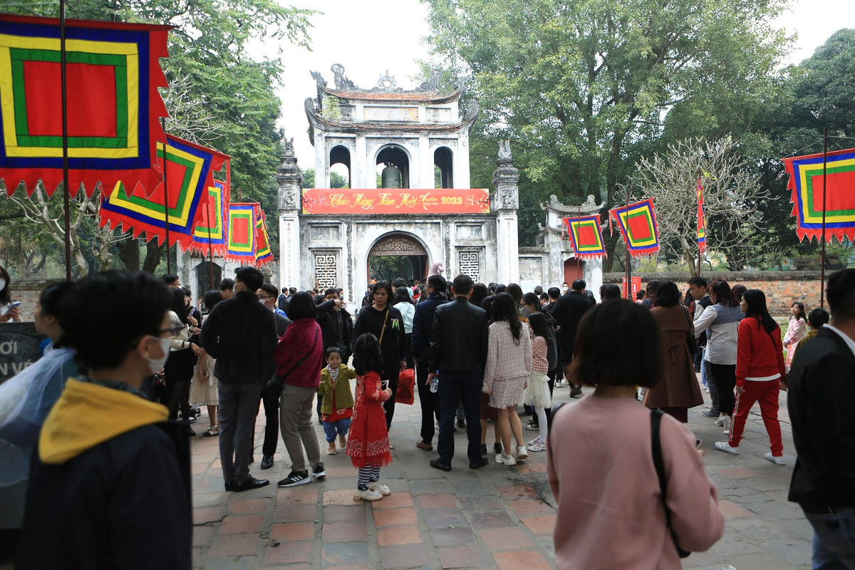 Từ lâu Văn Miếu - Quốc Tử Giám đã trở thành nơi người dân Hà Thành và các sĩ tử thường xuyên đến tham quan, dâng hương, du xuân và đặc biệt xin chữ đầu năm với mong muốn cầu một năm mới bình an.