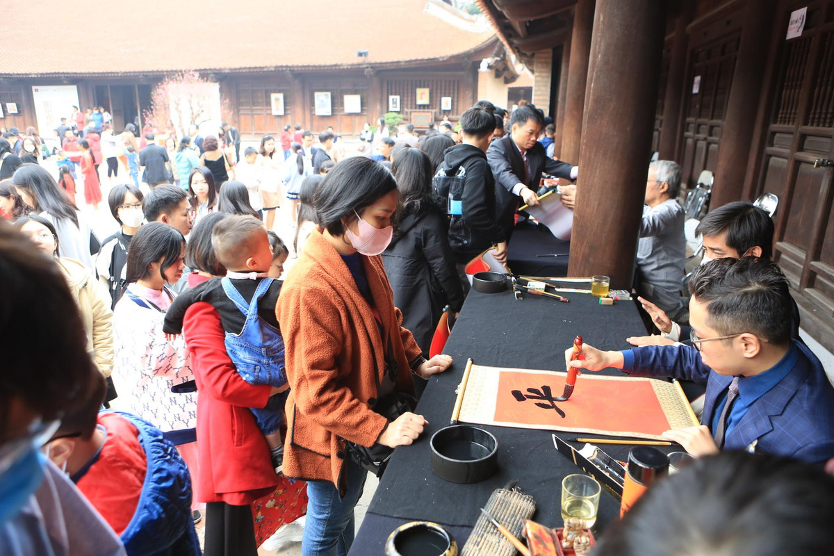 Nhiều ông đồ được BQL Văn Miếu - Quốc Tử Giám bố trí chỗ ngồi để phục vụ nhu cầu xin chữ của người dân.