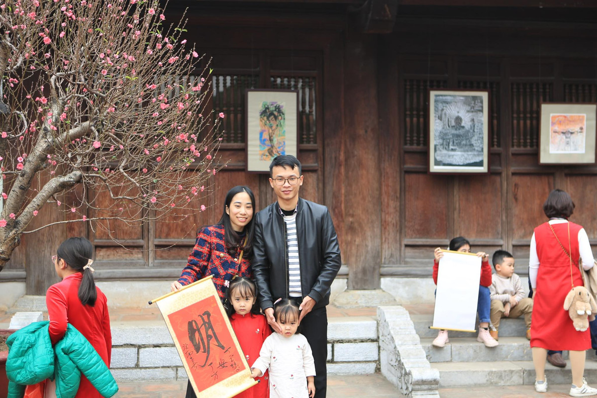 Một gia đình chụp ảnh trước gian chính Văn Miếu - Quốc Tử Giám.