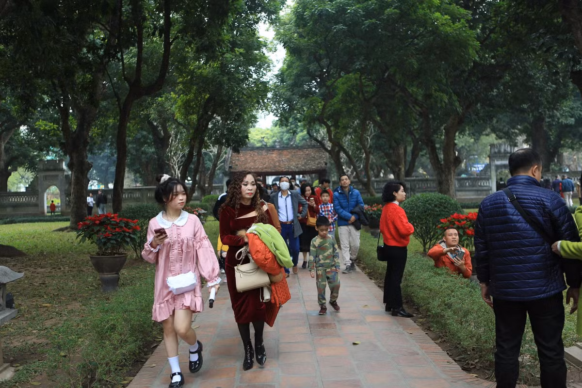 Có mặt tại Văn Miếu - Quốc Tử Giám ngay ngày mùng 2 Tết Quý Mão 2023, PV ghi nhận cảnh tập nập người đến du xuân và xin chữ tại địa điểm lịch sử này.