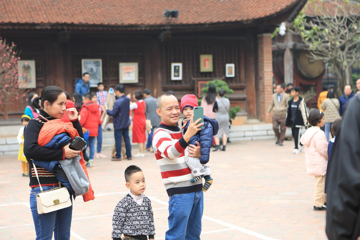 au hai năm tạm dừng do ảnh hưởng của dịch COVID-19, Hội chữ Xuân Văn Miếu - Quốc Tử Giám trở lại với nhiều hoạt động văn hóa ấn tượng, đặc sắc, thu hút du khách.