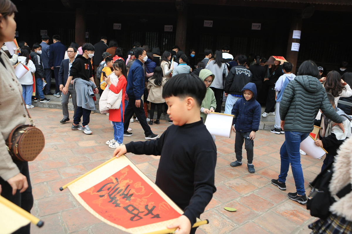 Các khu vực trong Văn Miếu - Quốc Tử Giám đều đông đúc, nhộn nhịp và ngập tràn sắc xuân.