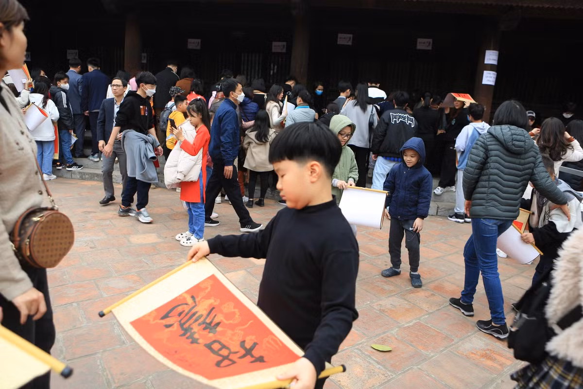 Các khu vực trong Văn Miếu - Quốc Tử Giám đều đông đúc, nhộn nhịp và ngập tràn sắc xuân.